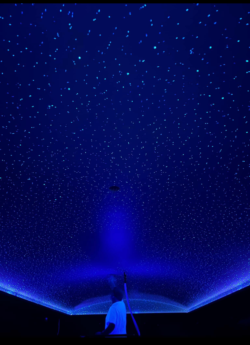 Artista al lavoro durante la realizzazione artigianale del cielo stellato